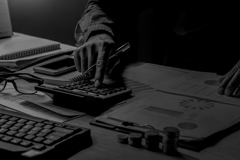Finanzanalyse mit Taschenrechner und Unterlagen als Referenz für Dienstleistungen